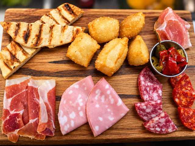 Gnocco Fritto & Tigelle con Salumi.