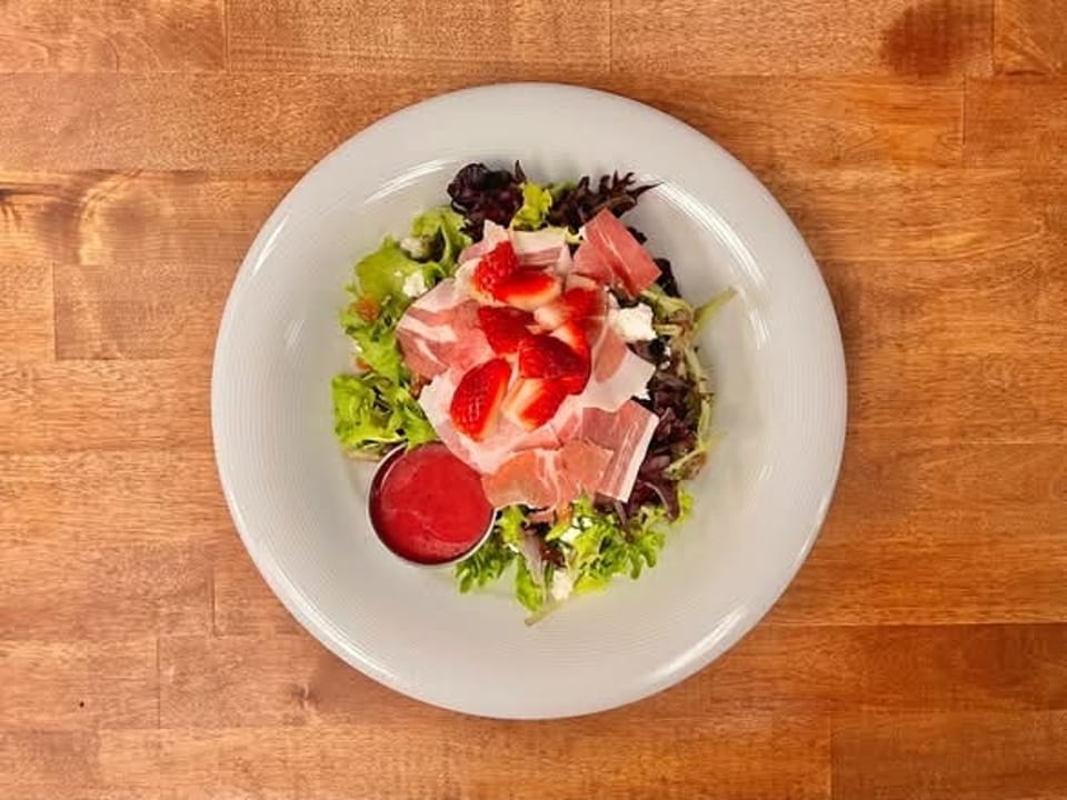 TRAY Bistro Salad.